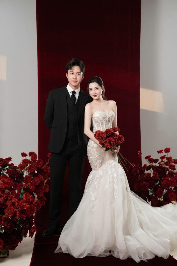 Góc chụp concept hoa kết hợp dải lụa đỏ